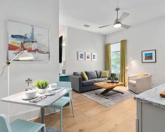 Located in the heart of lovely College Park easy access to downtown Orlando. - Orlando - Sala de estar
