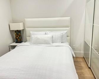2 Bedroom suite available for short-term rent as of Sep 5 straight bus to UBC - Vancouver - Habitación