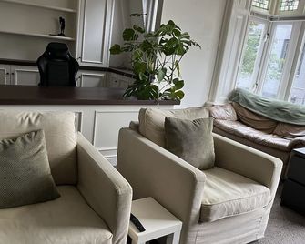 Cute apartment with office space nearby Amsterdam. Long term rental on request. - Bussum - Salon