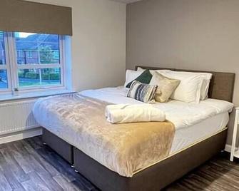 Comfy 2-bed home - Contractors and Leisure - West Bromwich - Bedroom