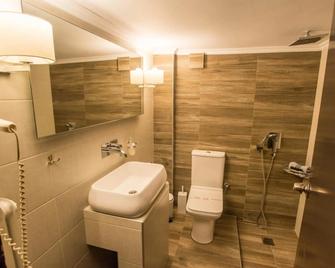 John's Hotel - Chalcis - Bathroom