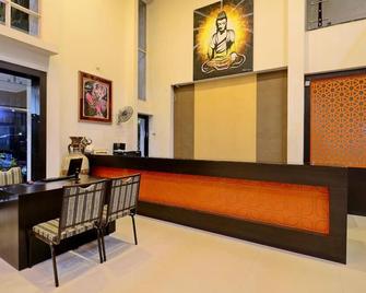 Hotel Mayura, Ambikapur - Ambikāpur - Front desk