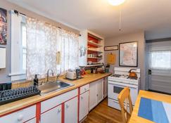 Perfectly Located Private Apartment - Burlington - Kitchen