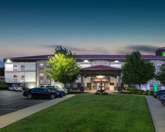 La Quinta Inn & Suites by Wyndham Blue Springs - Blue Springs - Edificio