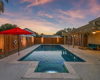 Spectacular 4BR 2,5BA Holiday Home with Pool and Grill - Carrollton - Pool