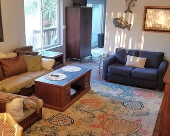 Top Floor Tropical Tree-house Waterfront Gulf & natural springs wildlife retreat - Hudson - Living room