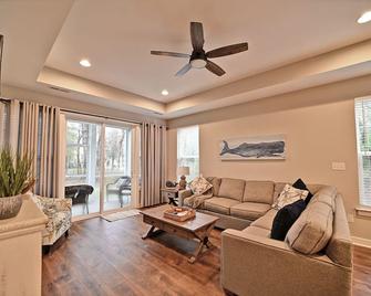 Wonderful 4 bedroom 2.5 bath - Nestled in a quiet Community! Wifi Available, Pool, Beach Trolley! - Ocean View - Sala de estar