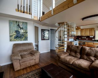 Family-Friendly Cabin Rental Overlooking - Kasilof - Living room