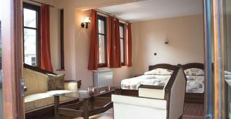 Hotel Old Times - Asenovgrad - Schlafzimmer