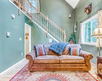Recently remodeled riverfront home with fireplace, firepit & W/D - dog-friendly - Rhododendron - Living room