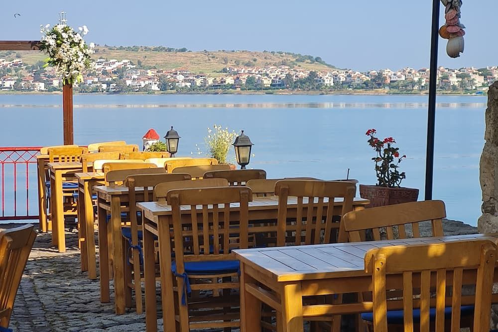 فيراهي إفلير أوتل - ايفاليك - مطعم