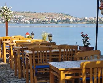 فيراهي إفلير أوتل - ايفاليك - مطعم