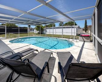 Sunny Escape: Vibrant Pool Home - Port Richey - Pool