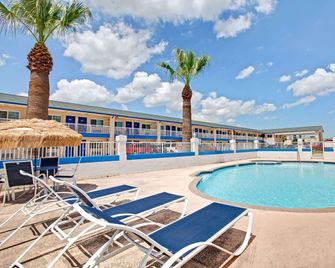 Days Inn by Wyndham Baytown Garth Road I10 East - Baytown - Bể bơi