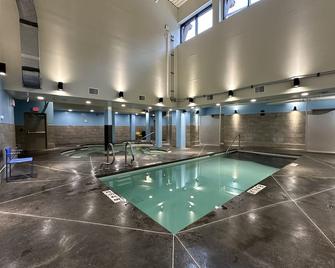 Mountain Retreat Corner Suite -Pool - Hot Tub & Spa Escape - Canmore - Pool