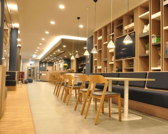 Holiday Inn Express Sindelfingen By IHG - Sindelfingen - Bar