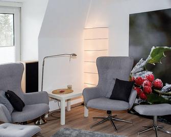 open-plan and bright gallery apartment on the 1st and 2nd floor - Heide - Living room