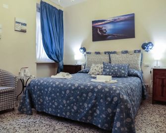 Le Finestre sul Borgo Rooms - Peschiera del Garda - Habitación