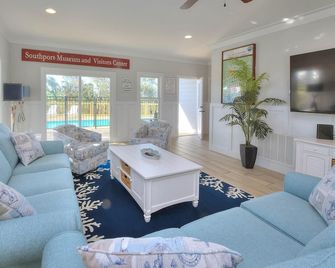 Rare Find! 14 bed 8 bath Sleeps 26. Private. Ocean Views. Pool Hot Tub. Elevator - Oak Island - Sala de estar