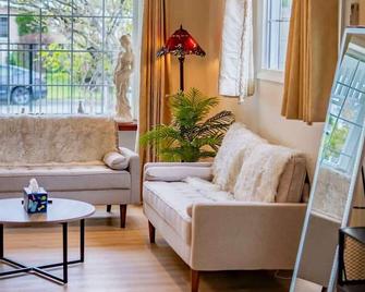 Peaceful Family Home with 3 Bedrooms and 2 Bathrooms - Glendora - Living room