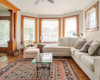 Victorian Home Sleeps 10 Fenced 4br Full Kitchen Steps2 Ycp - York - Living room