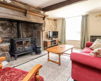 Sunny Bank, Pet Friendly, Character Holiday Cottage In Brookhouse - Lancaster - Living room