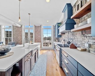 Knoxtopia: Brand-New Downtown Knoxville Condo In Historic Century Building - Knoxville - Kitchen