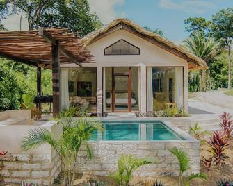 Modern Jungle Villa Onyx w/ AC, Plunge Pool & Outdoor Fireplace - Belmopan - Pool