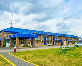 Happy Stay Inn Madisonville I-69 By OYO - Madisonville - Budova