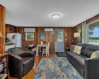 Beautiful and Clean 2 Bedroom Cottage on Clearwater Lake - Annandale - Living room