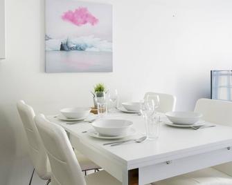 سكند هومز كلوفي أبارتمنت 3 - هيلسينكي - غرفة طعام