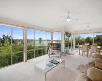 Pacific Heights Holiday Apartments & Munn's Tower House - Merimbula - Living room