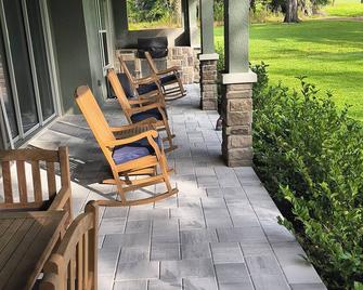 Charming 4-bedroom house with AC, WiFi in quaint Brooksville - Brooksville - Terasa