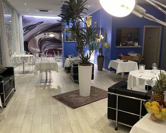 بلو شايدز آبارتوتل - بيسا - مطعم