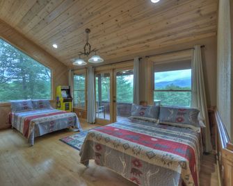 Mountain Views! Firepit! Hot Tub! Unwind, Unplug, Explore! Near the Toccoa River - Blue Ridge - Slaapkamer