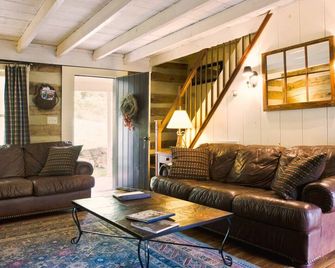 Willow Haven Cabin · Creekside Cabin with Full Amenities - Lexington - Living room