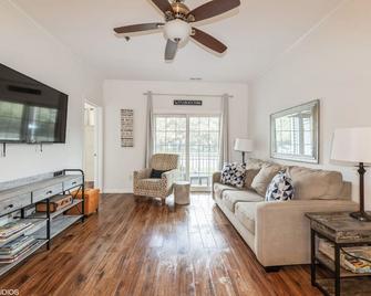 Comfy, Convenient Close to Rehoboth and Lewes! - Rehoboth Beach - Living room