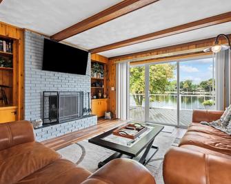 Cozy Spotless Lake Cottage- Close to Skiing, Perfect Get-Away, Gorgeous Sunsets - Gobles - Living room