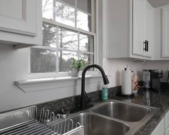 Modern Cozy 2 BR Farmhouse style Townhome with Two Private Baths - Cartersville - Kuchyň