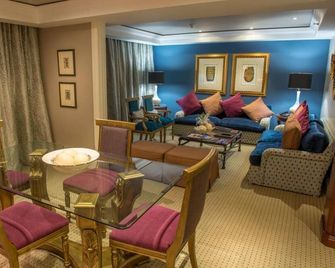 Peermont Metcourt Inn at The Grand Palm Resort - גאבורון