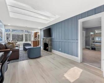 Cozy house for hiking/ skiing/ swimming/ summer or fall - Mt Pocono - Living room