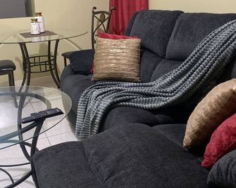 Secured Peaceful Gem Villa in Jacaranda Homes Scheme - Spanish Town - Sala de estar