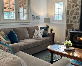 Beautiful 2 Bedroom Cottage on Minden Lake - Minden - Living room