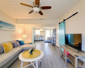 1/2 Mi to Atlantic Beach: Townhome w/ Balcony! - Atlantic Beach - Sala de estar