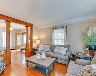 Lovely Hammondsport Home, Walk to Keuka Lake! - Hammondsport - Wohnzimmer