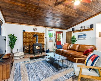 Tucked Away w Hot Tub, Fire Pit, Deck, & WiFi - Great Cacapon - Living room