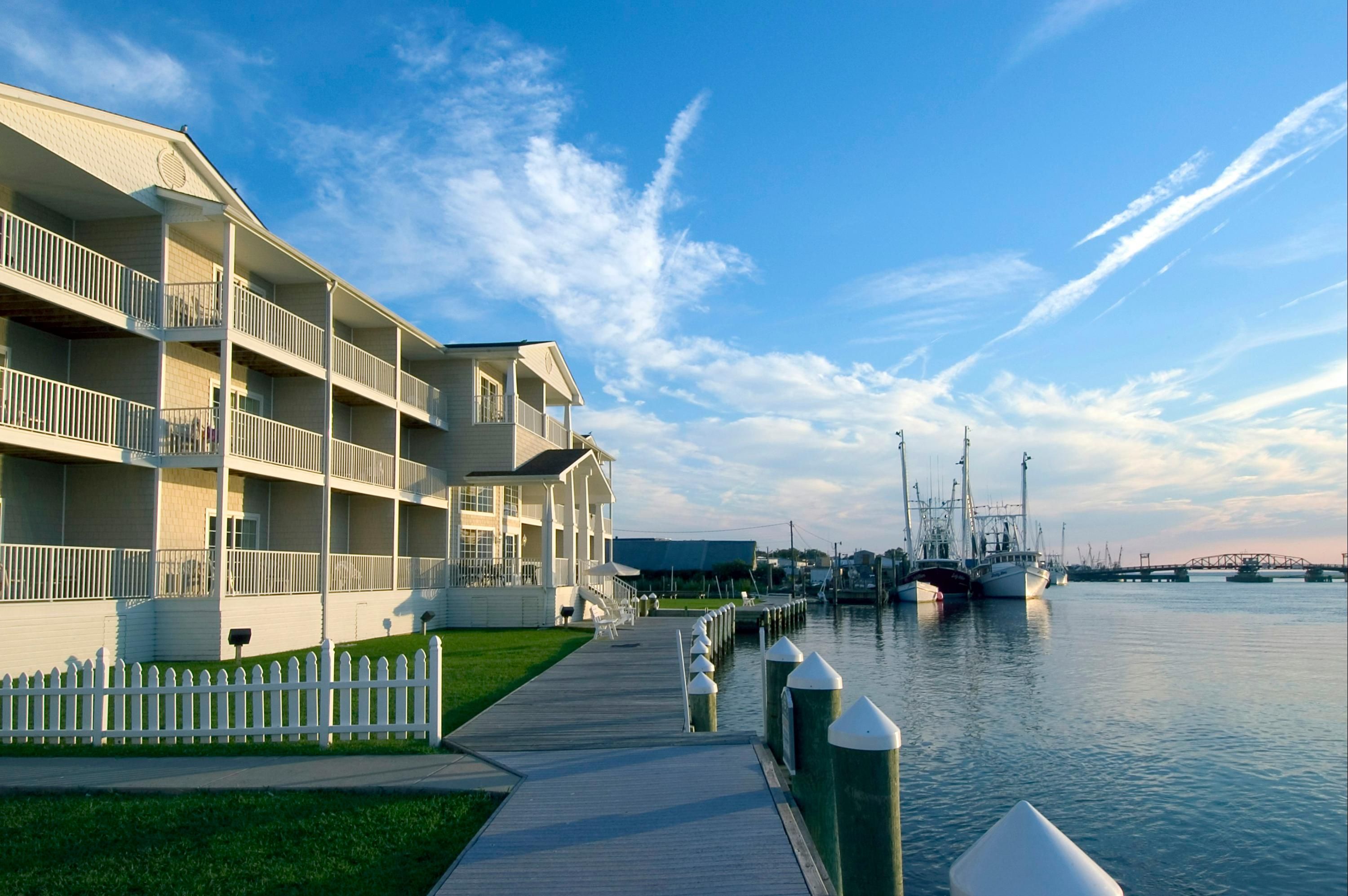 Hampton Inn & Suites Chincoteague-Waterfront - Chincoteague - Building