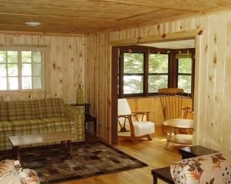 Picturesque vacation at Sand Lake - Cumberland - Living room