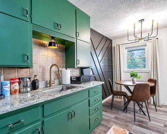 This apartment is a 1 bedroom(s), 1 bathrooms, located in Derby, KS. - Derby - Kitchen