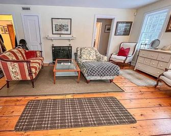 1840 Farmhouse on 3 private acres with home theater! Pet Friendly! - Pound Ridge - Sala de estar